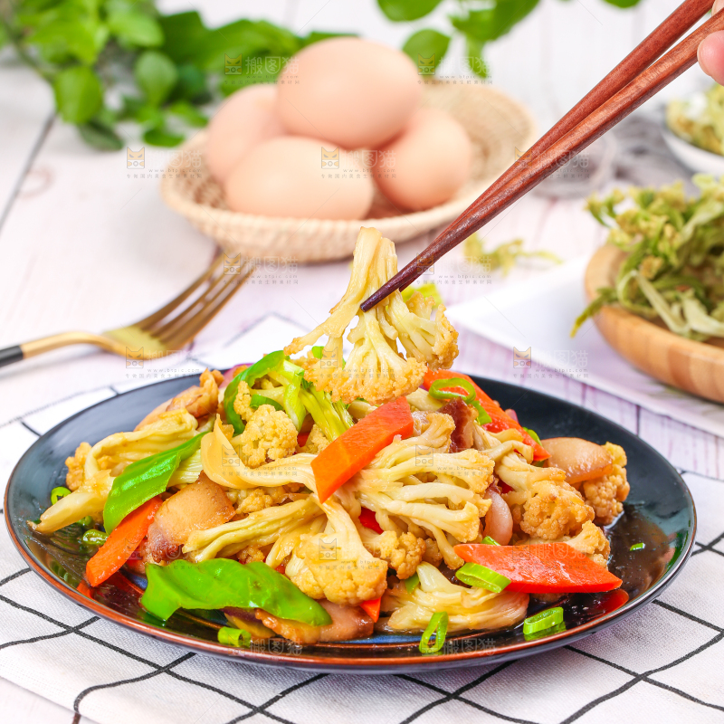 筷子夹着花菜炒肉