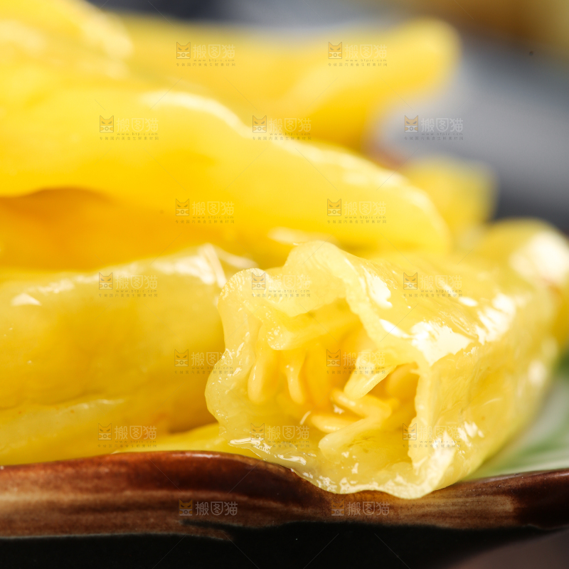 碗里装着泡野山椒