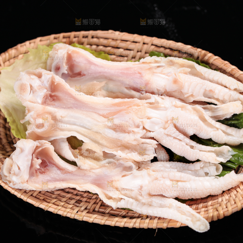 盘子里装着去骨鸡爪