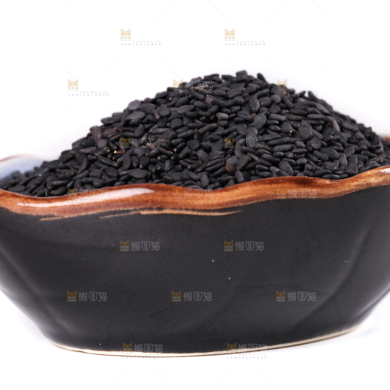 白底上放着一碟新鲜黑芝麻