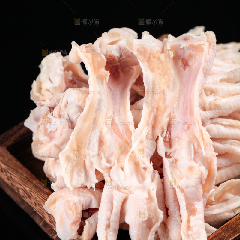 黑底上的无骨鸡脚