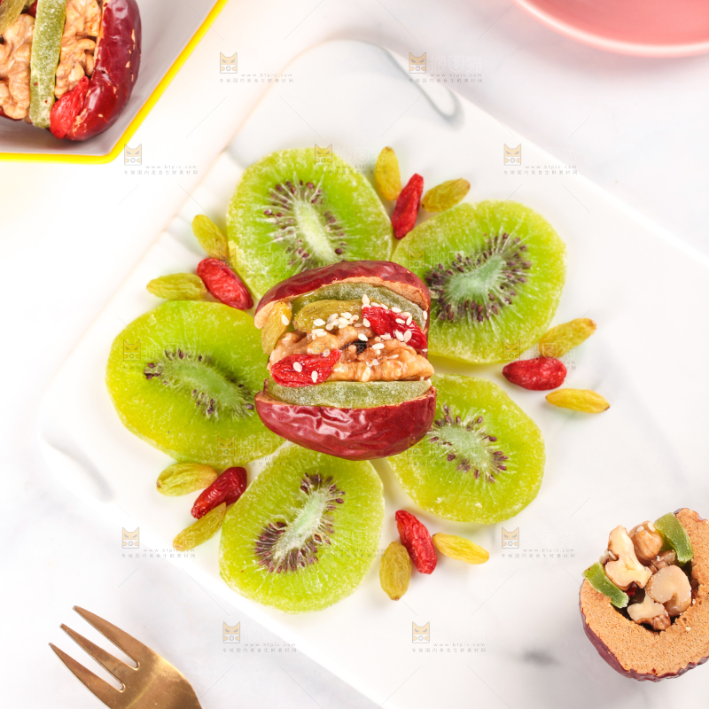 石板上放着枣夹核桃食材