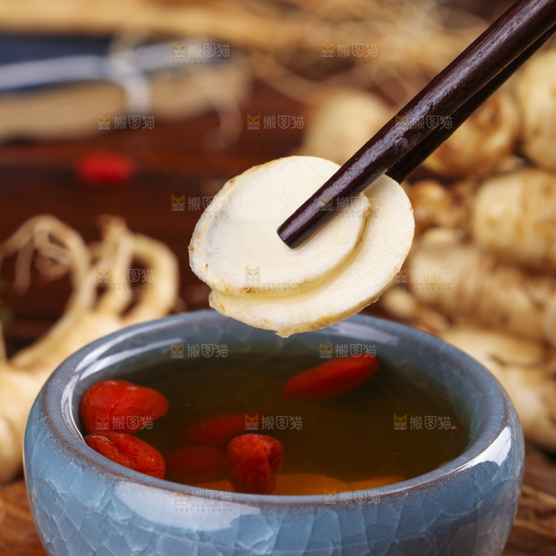 木底上放着一杯人参茶
