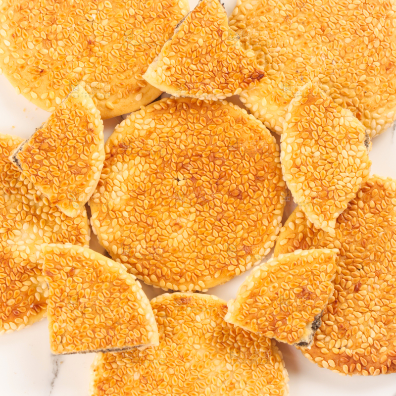 盘子里装着芝麻饼