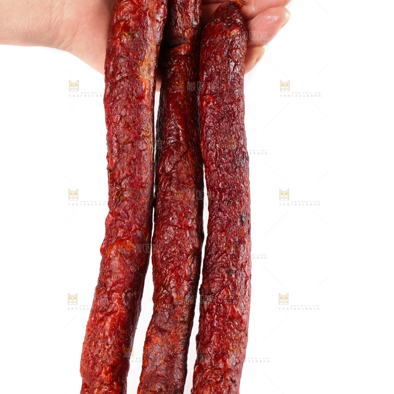 白底上放着熏腊肠