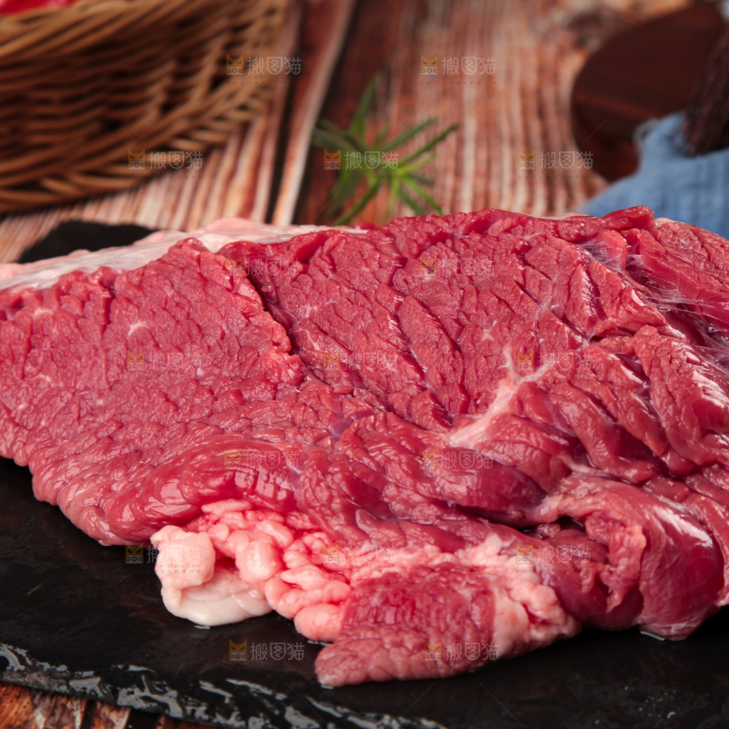 黑石板上的草原散养牛腿肉
