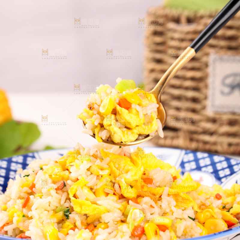 盘子里的玉米鸡蛋饭