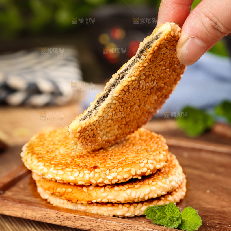 手里拿着芝麻饼