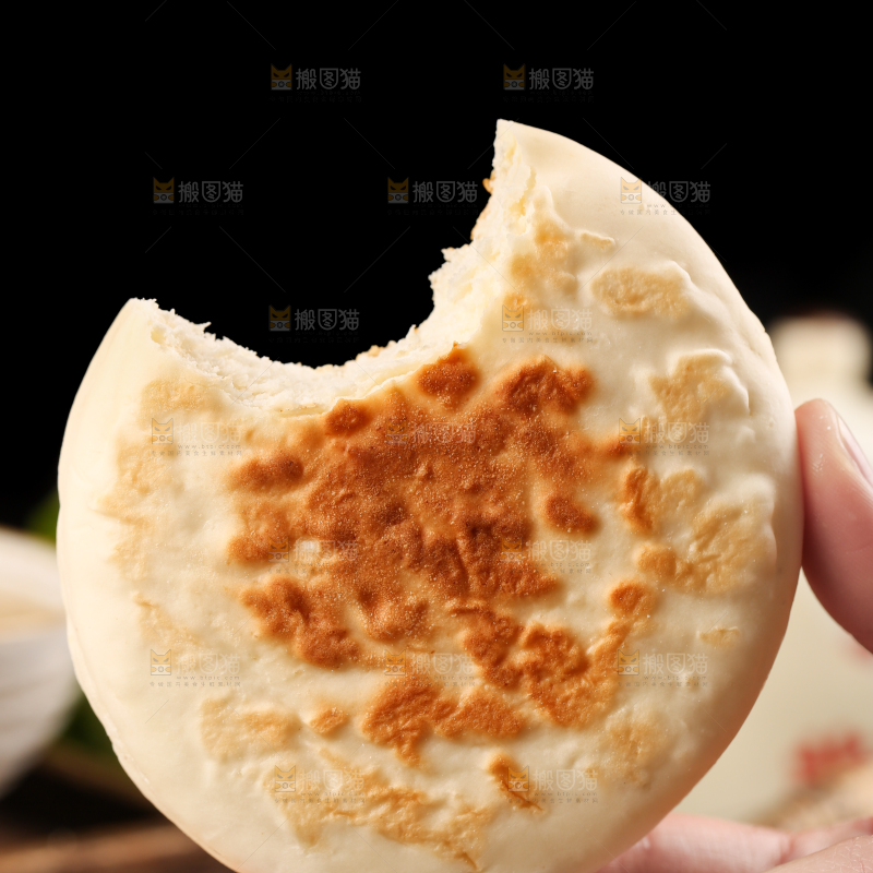 手里拿着无糖蛋奶饼