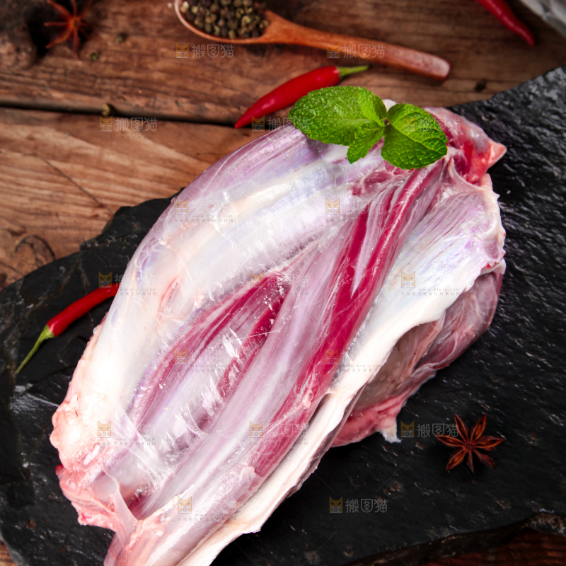 黑石板上的草原散养牛腿肉