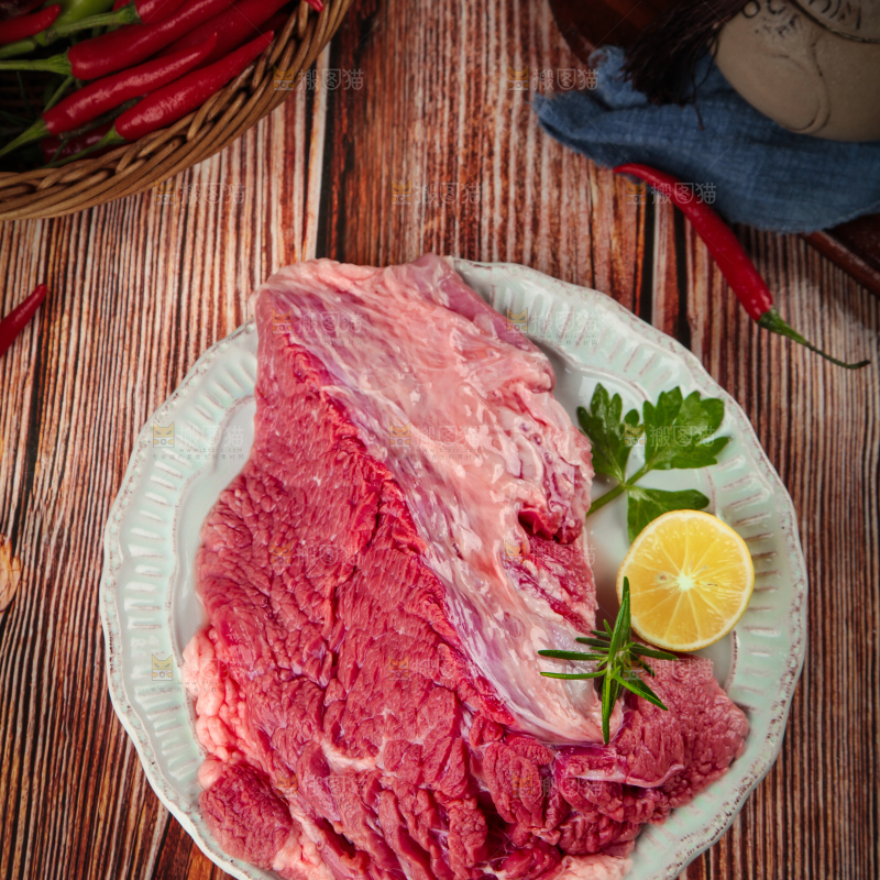 盘子里装着牛腿肉