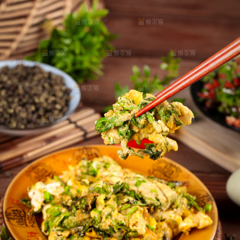 筷子夹着花椒芽炒鸡蛋
