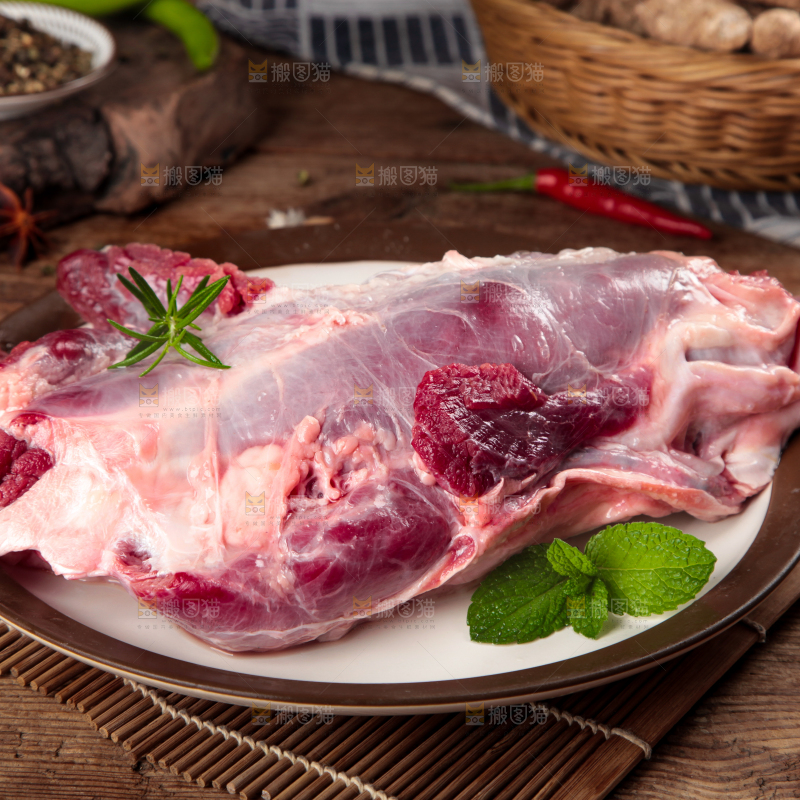 盘子里装着牛腿肉