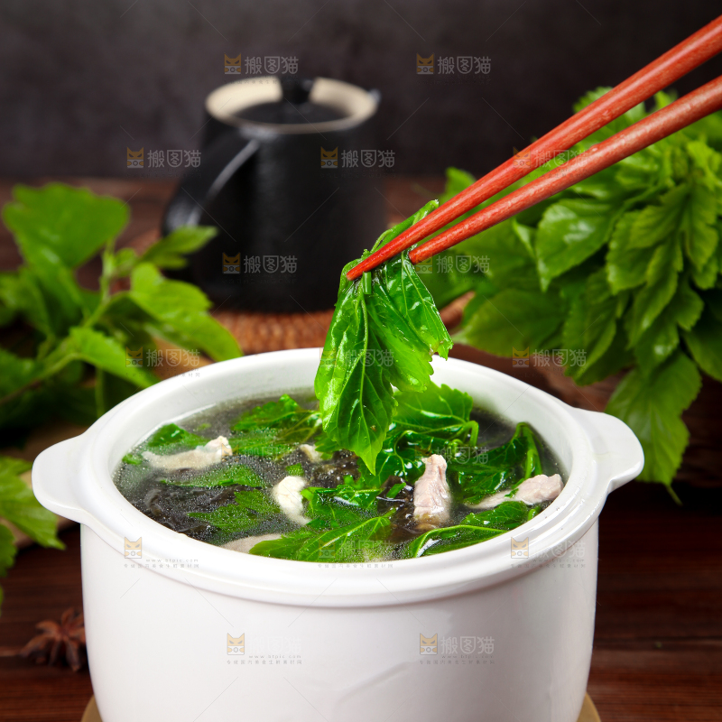 木底上放一碗桑叶瘦肉汤