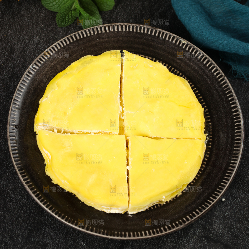 盘子里装着榴莲千层蛋糕