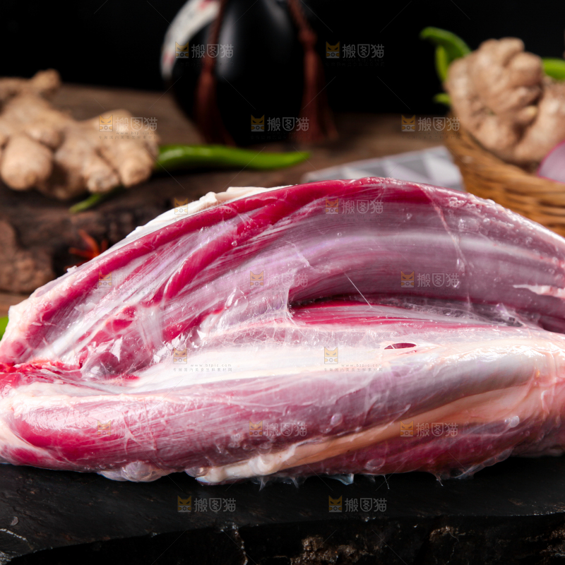 黑石板上的草原散养牛腿肉