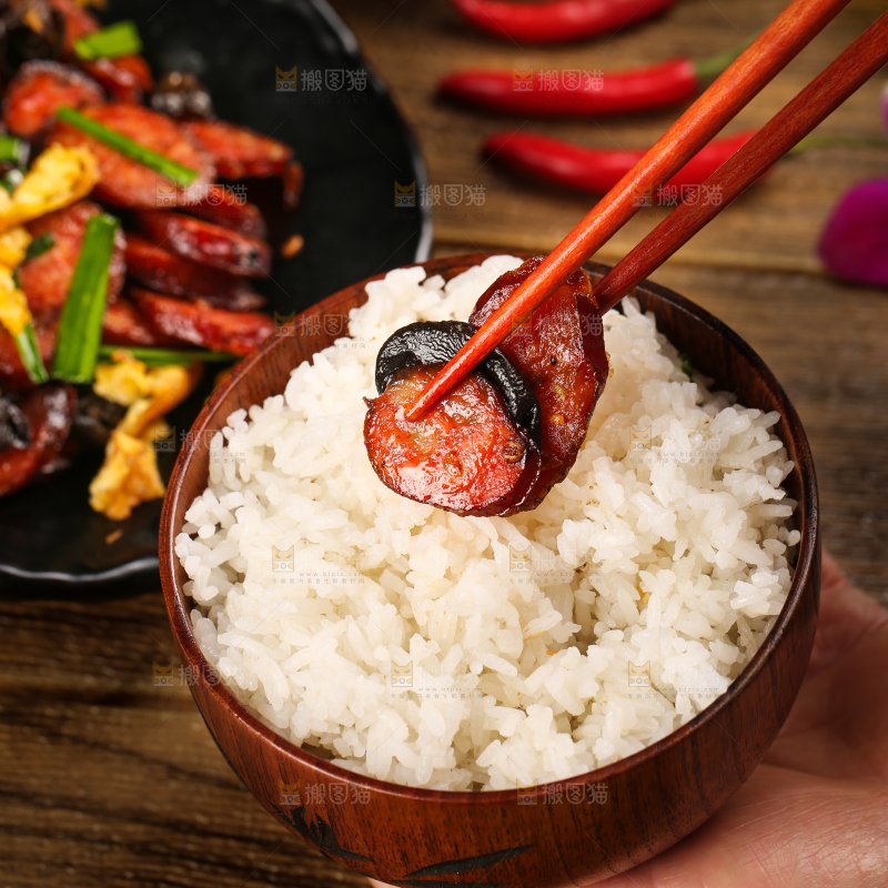 饭上面放着炒腊肠