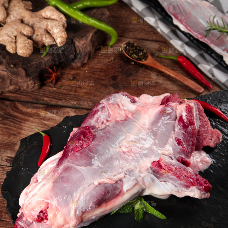 黑石板上的草原散养牛腿肉