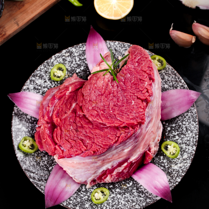 盘子里装着牛腿肉