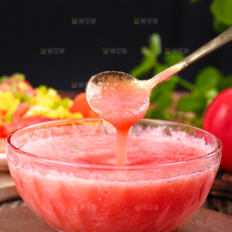 木底上放着一碗西红柿汁