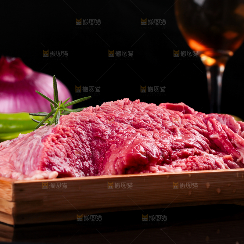 盘子里装着牛腿肉