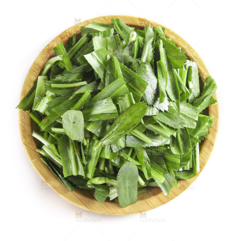 一盘切开的刺香菜放在白底上