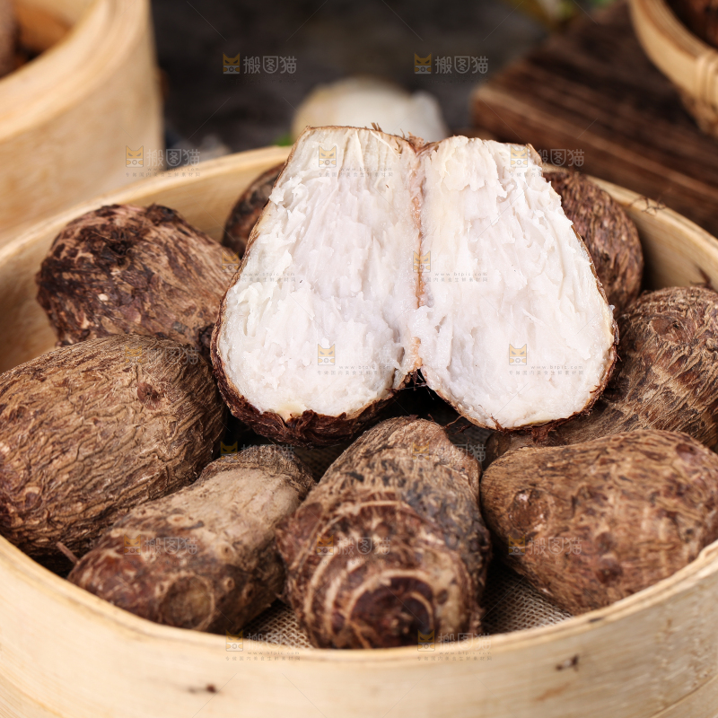 蒸笼里放着云南牛奶小芋头