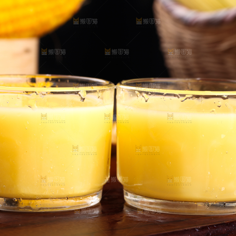 杯子里装着玉米汁