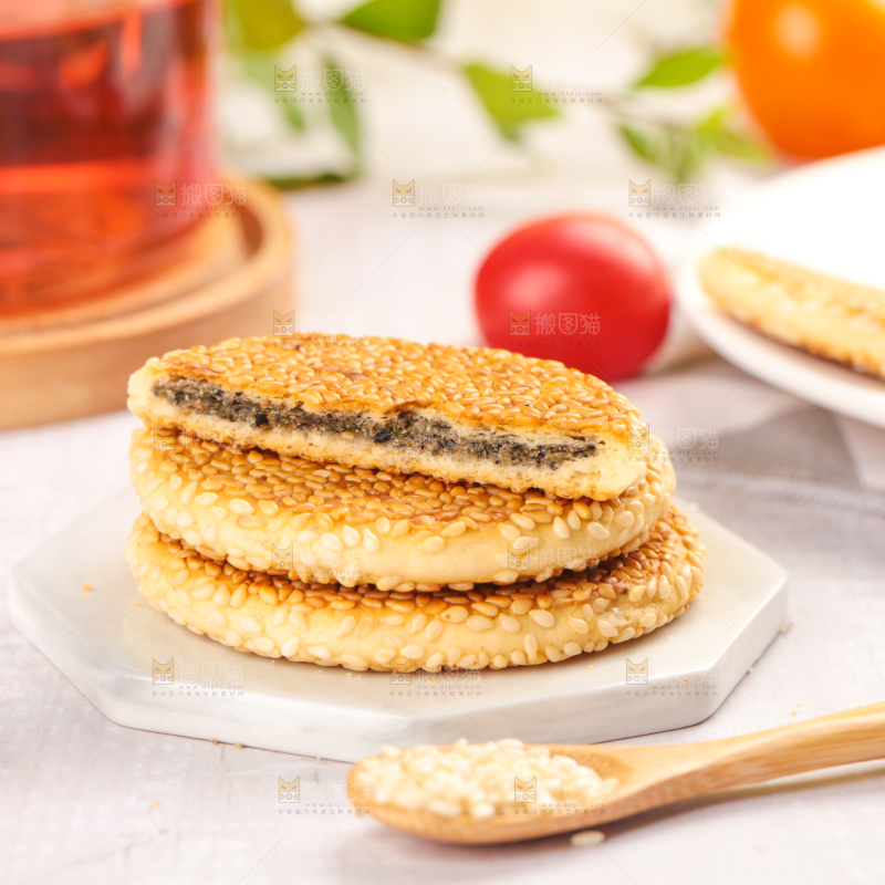 石板上放着芝麻馅饼