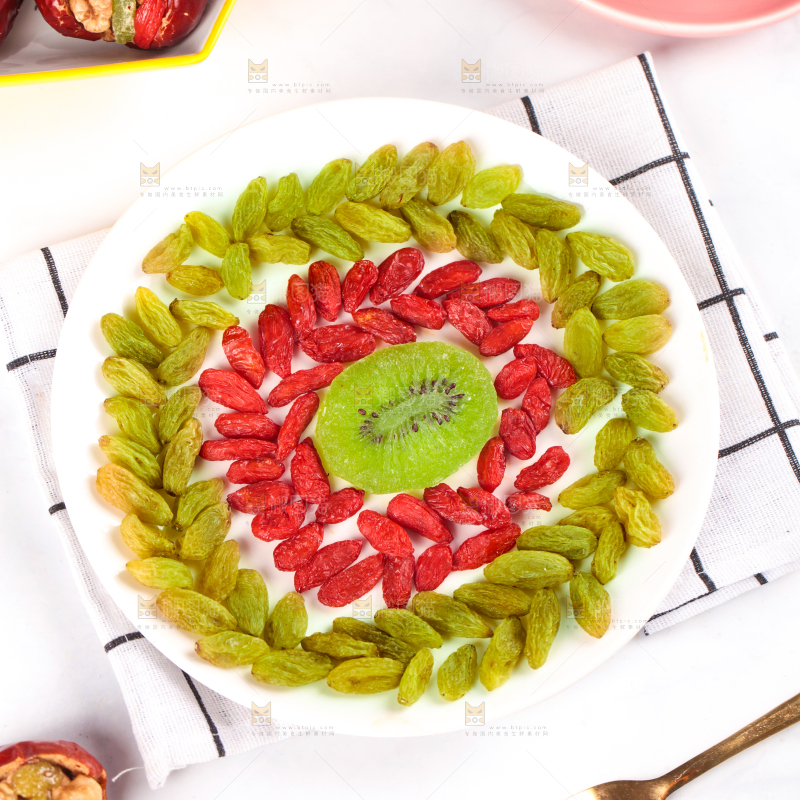 盘子里装着枣夹核桃食材