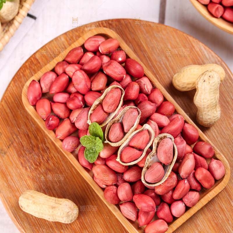 木底上放着一盘红皮花生米