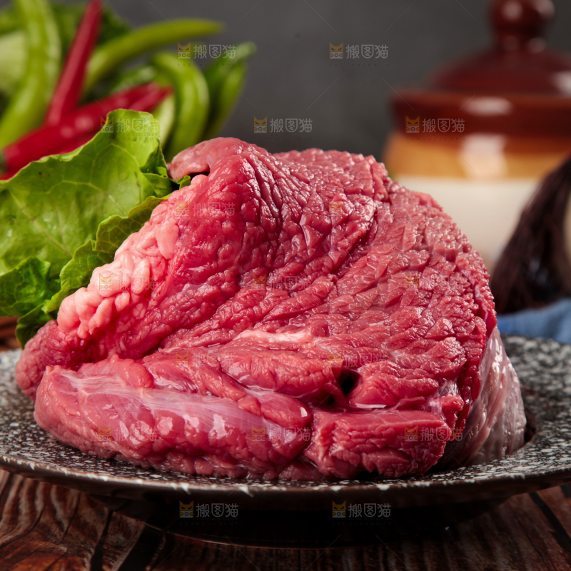 盘子里装着牛腿肉