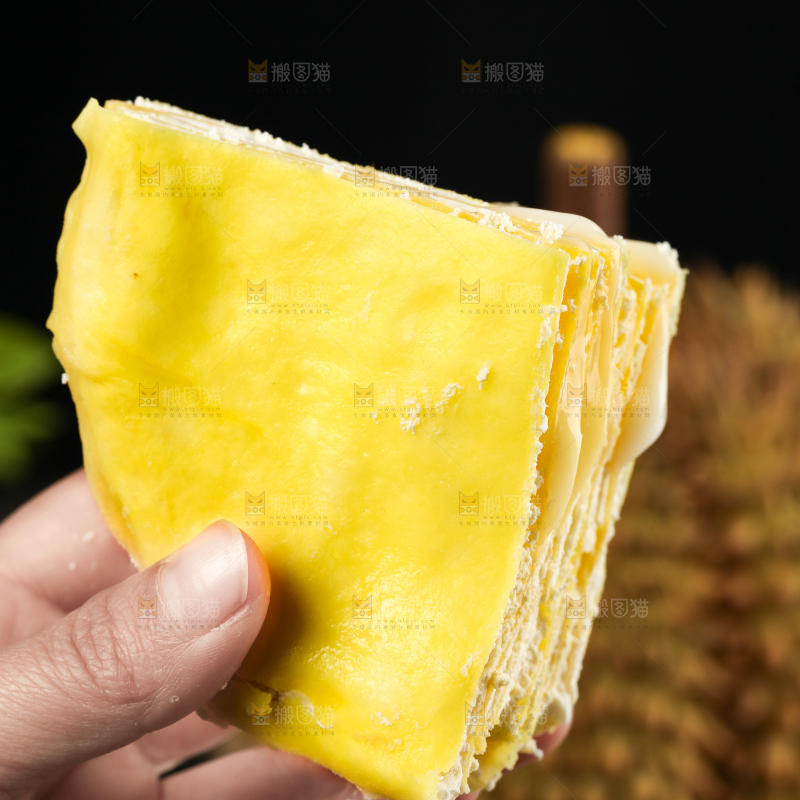 手里拿着榴莲千层饼