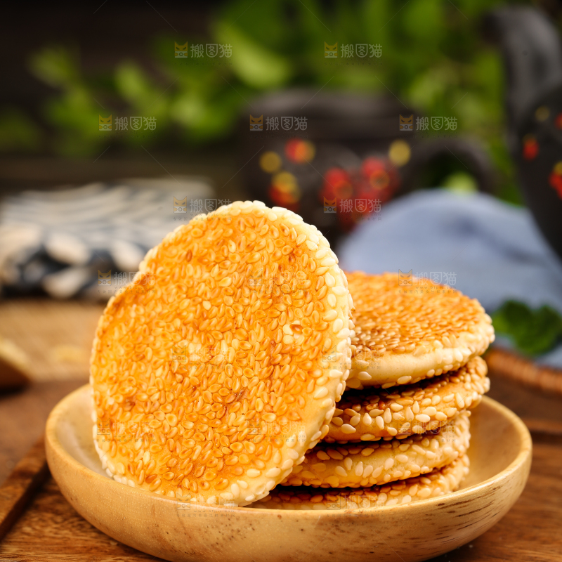木板上放着黄石港饼