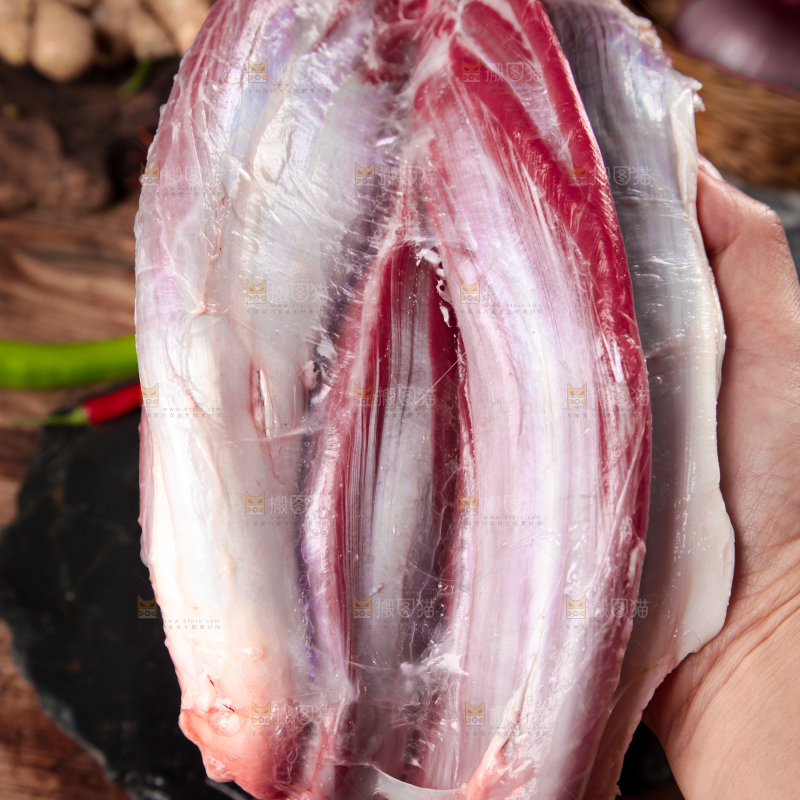 黑石板上的草原散养牛腿肉