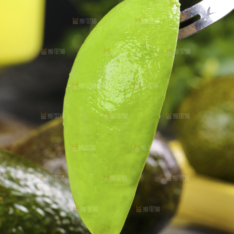 手拿新鲜的牛油果