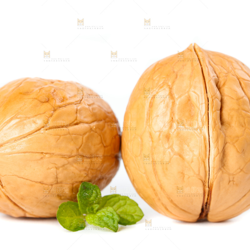 白底上的薄皮核桃