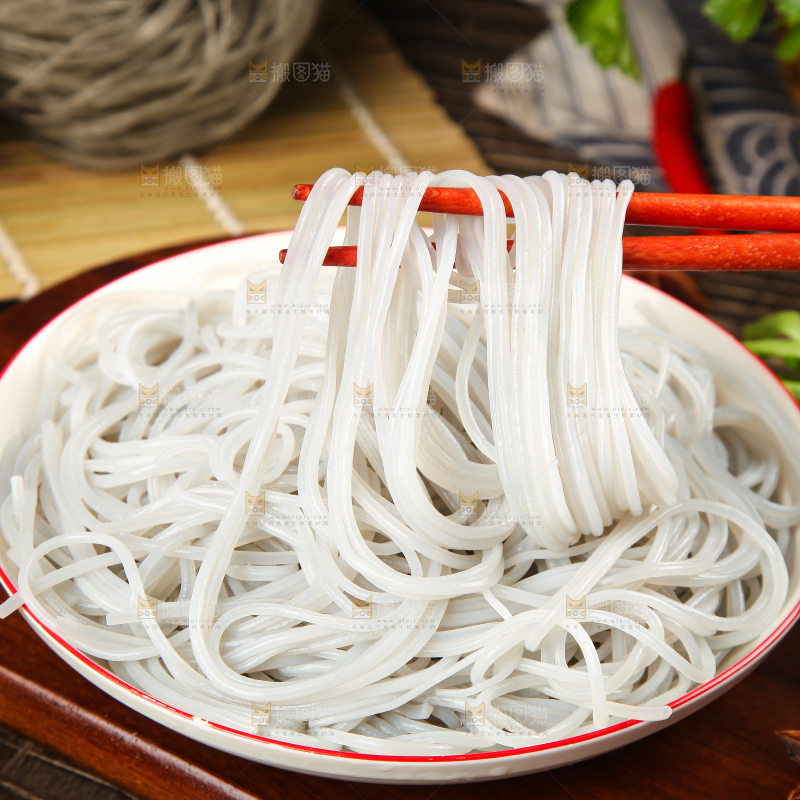 筷子夹着红薯粉