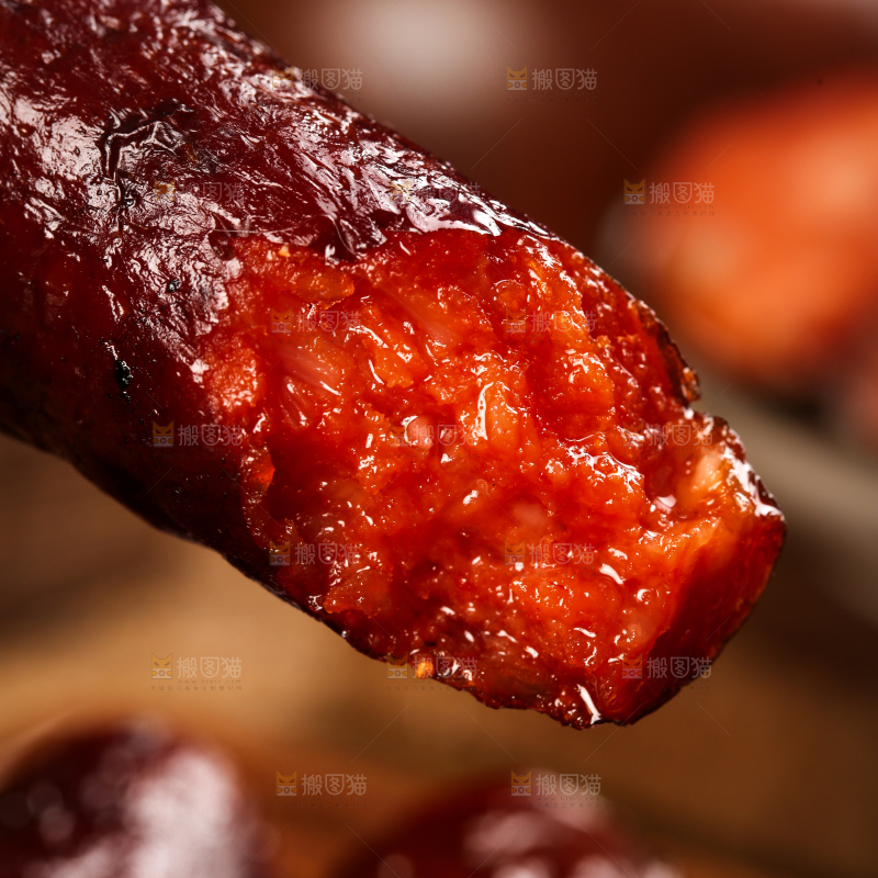 木板上摆放着烟熏香肠