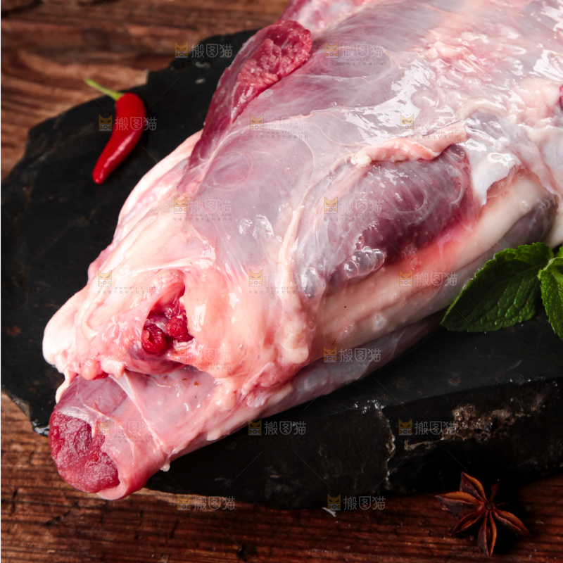 黑石板上的草原散养牛腿肉