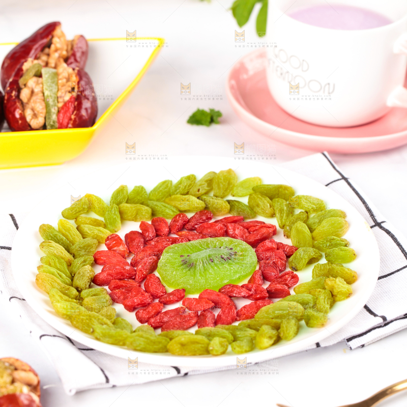 盘子里装着枣夹核桃食材