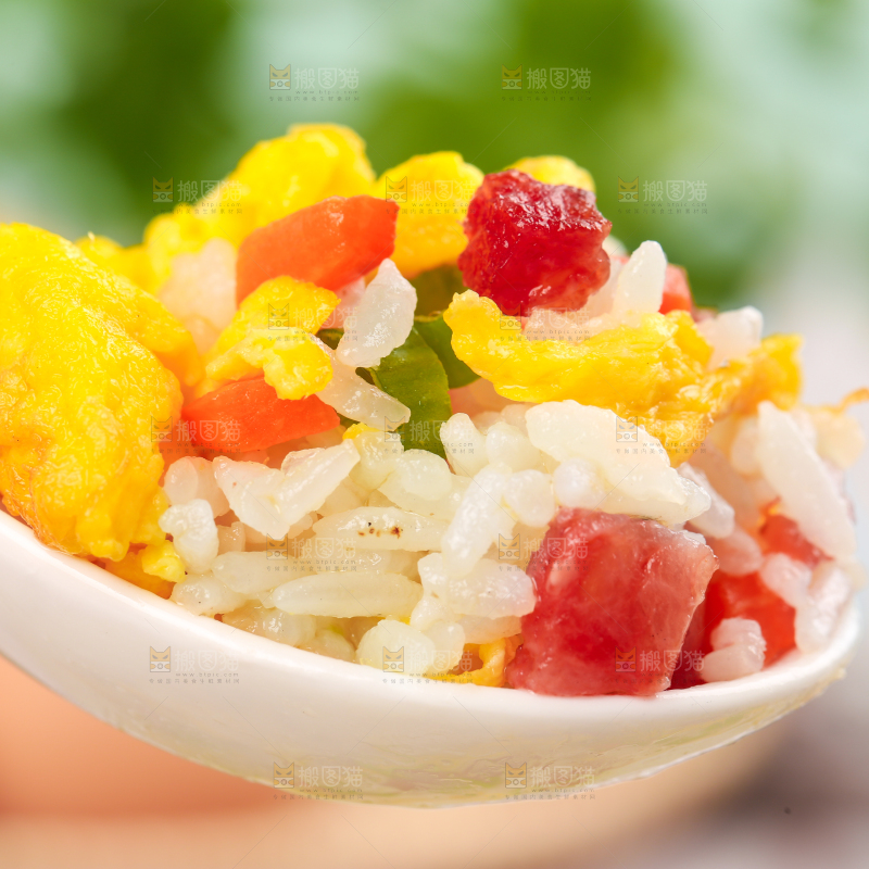 勺子里的蛋炒饭