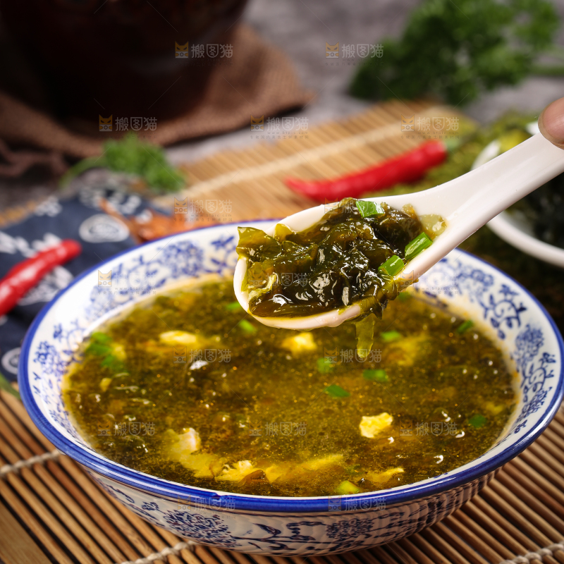 碗里装着地皮菜鸡蛋汤