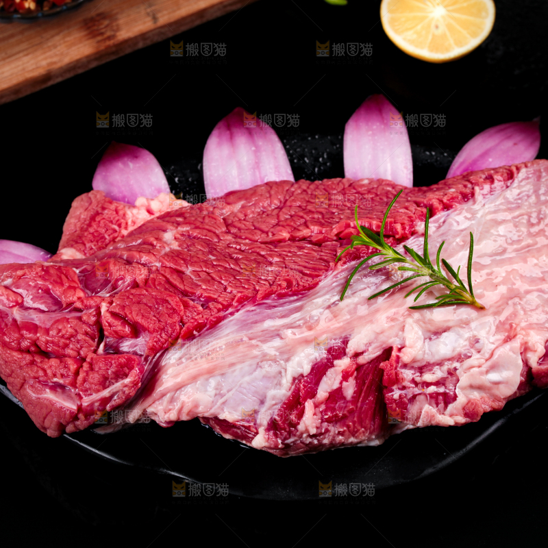 盘子里装着牛腿肉