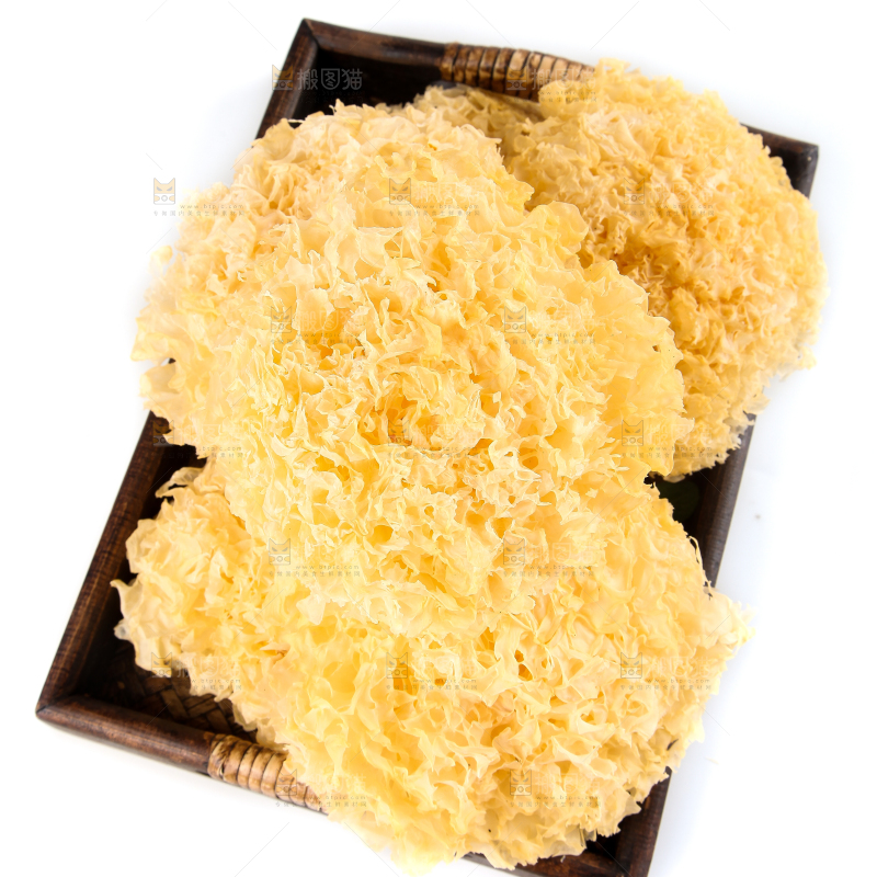一盘古田银耳放在白底上