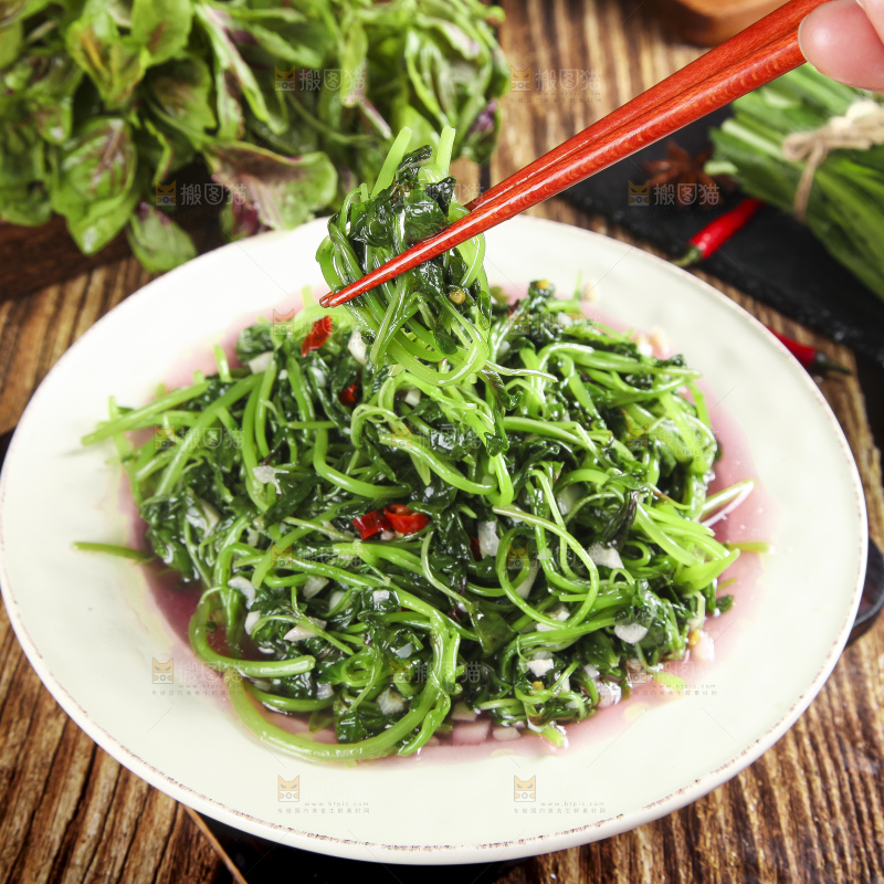 筷子夹着苋菜