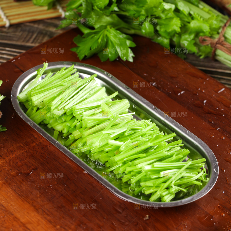 一盘新鲜芹菜放在木底上