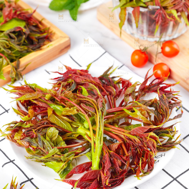 格子布上放着一盘沂蒙山香椿芽