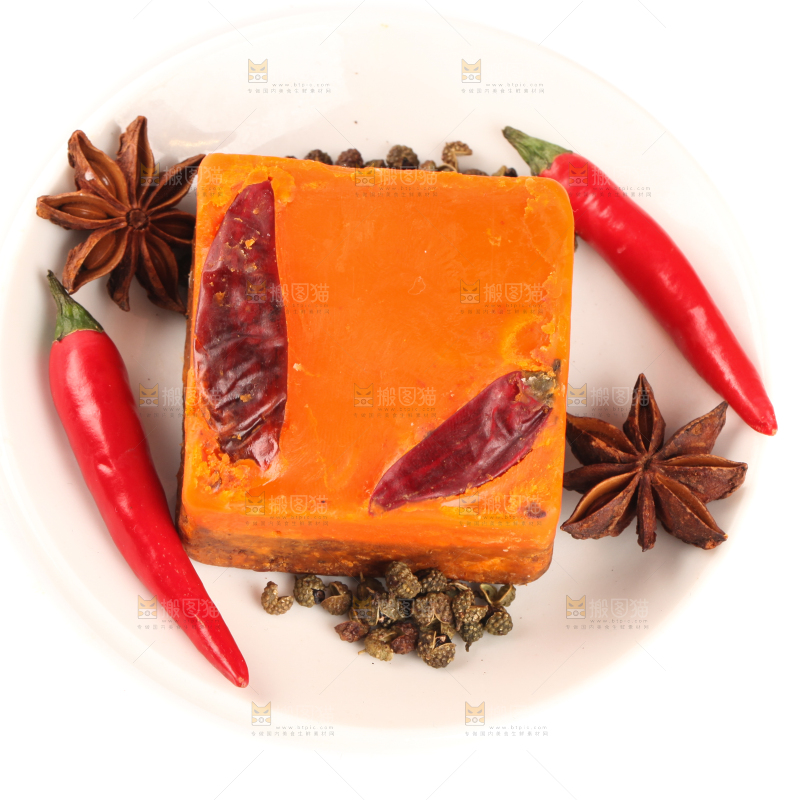 白底上放着一盘红油火锅料