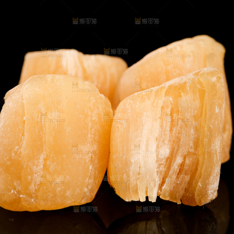 黑底上放着扇贝柱